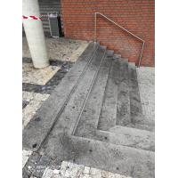 čištění kamenných schodů a dlažby v centru města