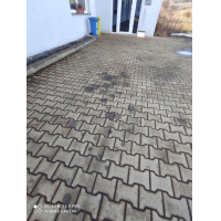čištění olejových skvrn z betonové dlažby
